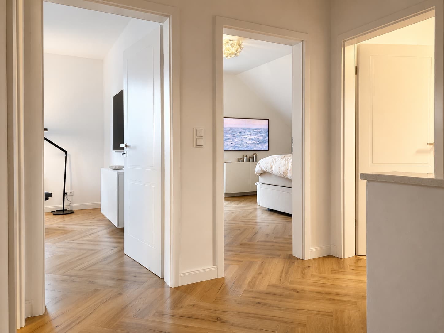 Flur im Obergeschoss mit Blick in die Zimmer