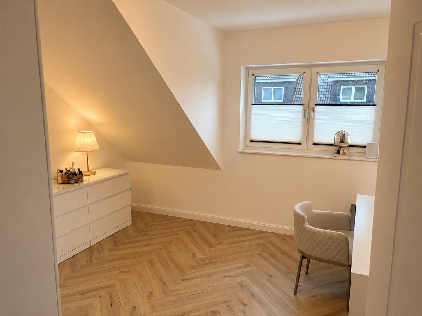Helles Zimmer mit Dachschräge